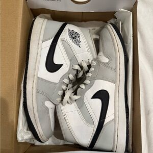 women’s size 7 nike air jordan mids